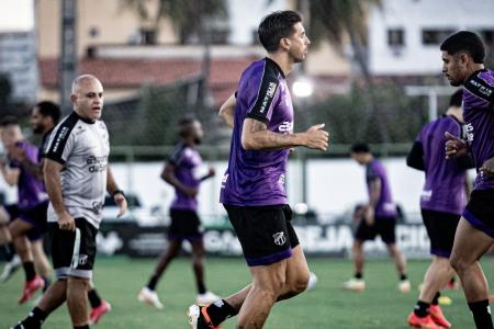 Jogadores do Ceará durante treino no CT de Porangabuçu