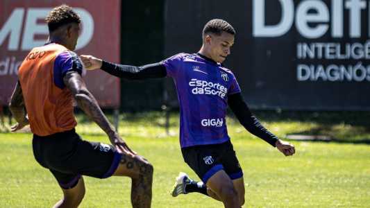 Zagueiro Marcos Victor (à esq.) e atacante Rodriguinho durante treino do Ceará em Salvador