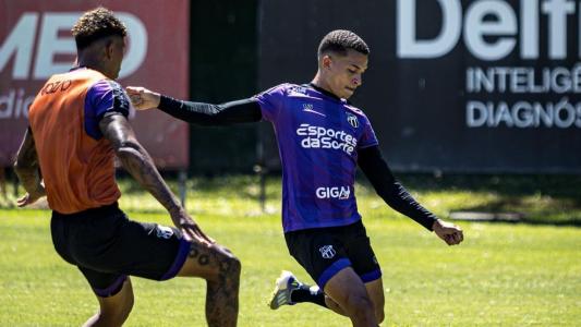 Zagueiro Marcos Victor (à esq.) e atacante Rodriguinho durante treino do Ceará em Salvador