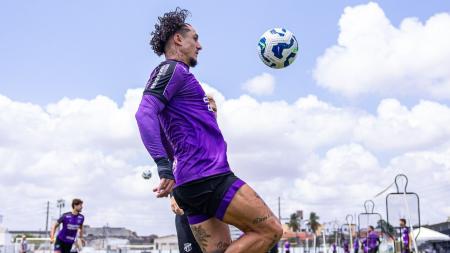 Meia Vina durante treino do Ceará