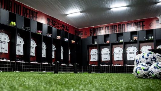 Uniforme do Ceará no vestiário da Ilha do Retiro