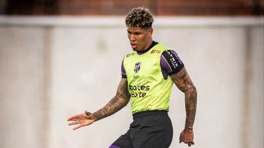 Zagueiro Marcos Victor durante treino do Ceará