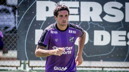Meia Lucas Mugni durante treino do Ceará