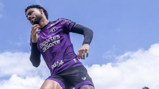 Lateral Matheus Bahia durante treino do Ceará