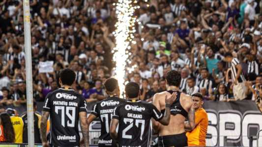 Jogadores do Ceará celebram gol ao lado da torcida na Arena Castelão