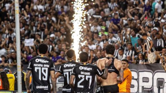 Jogadores do Ceará celebram gol ao lado da torcida na Arena Castelão