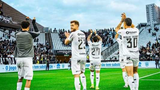 Jogadores do Ceará comemoram vitória sobre o Corinthians na Neo Química Arena, em São Paulo