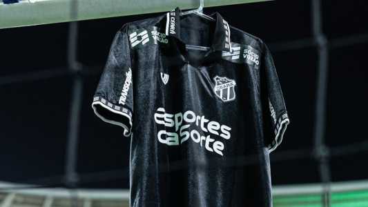 Camisa do Ceará pendurada na trave da Arena Castelão