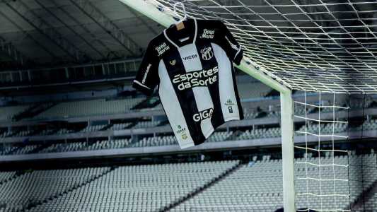 Camisa do Ceará pendurada na trave da Arena Castelão