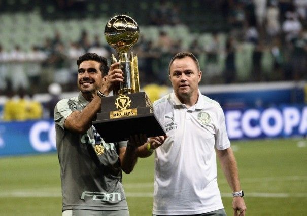 Perto do América, técnico Andrey Lopes visitou Lanna Drumond e se reuniu com dirigentes