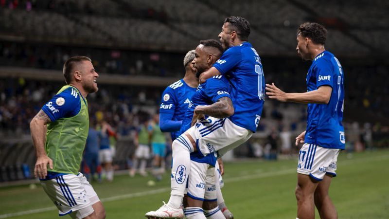 Jogador do Cruzeiro recebe placa de apoio na Toca II após gol da vitória