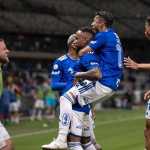 Jogador do Cruzeiro recebe placa de apoio na Toca II após gol da vitória