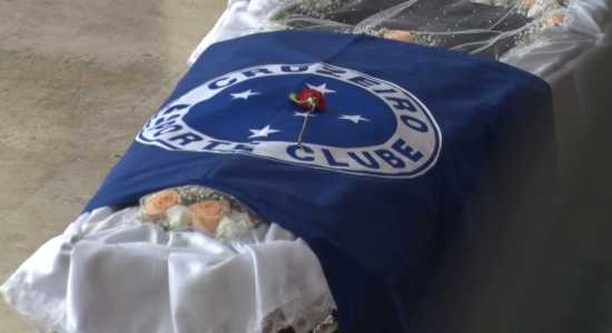 Bandeira do Cruzeiro no caixão de Lô Borges como homenagem