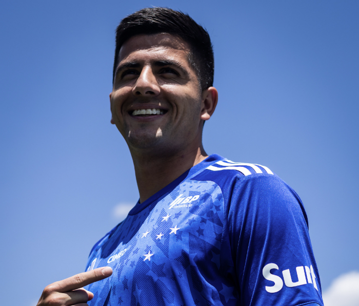 Reforço visita Toca da Raposa e posa com camisa do Cruzeiro em dia de folga