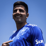 Reforço visita Toca da Raposa e posa com camisa do Cruzeiro em dia de folga