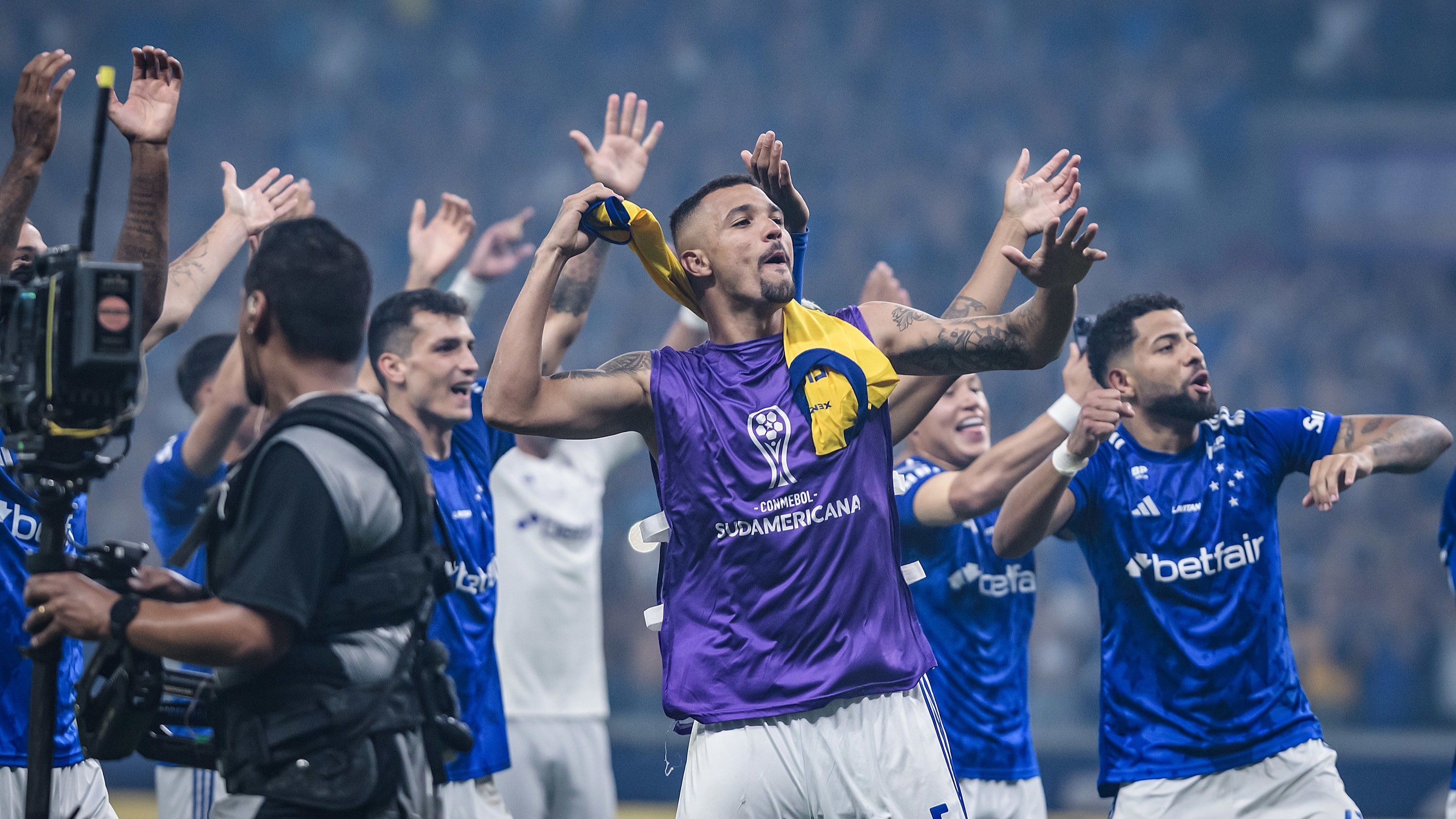 Narrador se revolta com classificação do Cruzeiro e abandona transmissão na Espanha