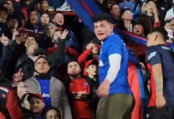 Torcedores do Cruzeiro vão a jogo do Atlético na Argentina, cantam e ganham destaque