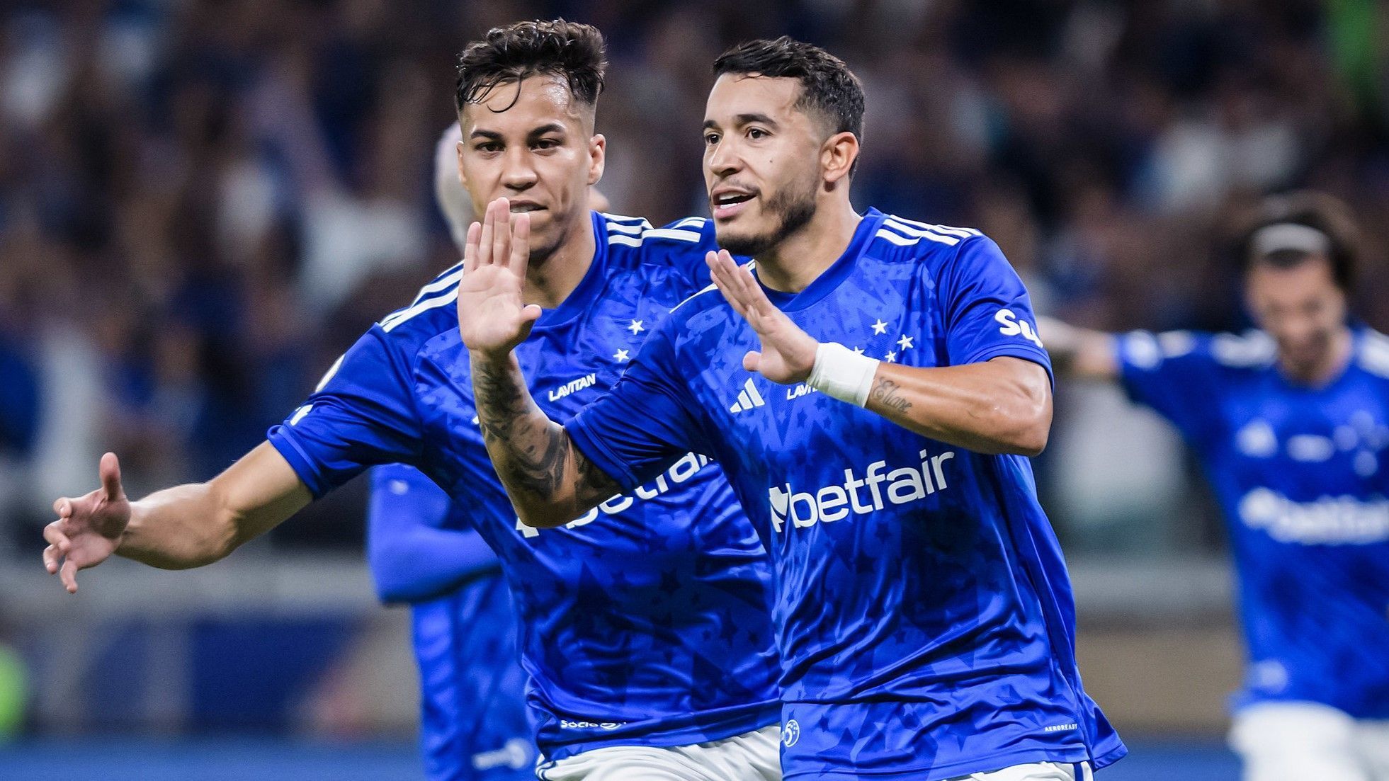 MC de funk recebe presente de atacante do Cruzeiro e celebra: 'Sem palavras'