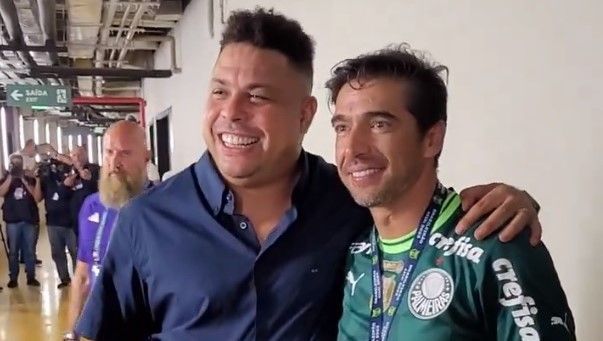 Abel e atletas do Palmeiras tietam Ronaldo, do Cruzeiro, após título da Série A