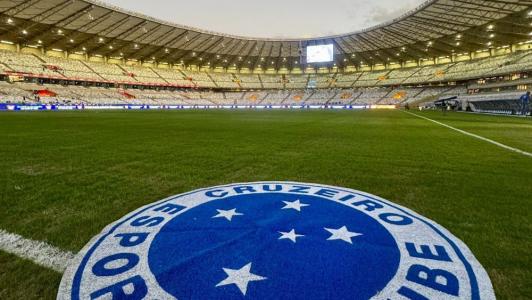Escudo do Cruzeiro no Mineirão antes de duelo com o Grêmio pelo Brasileirão de 2025
