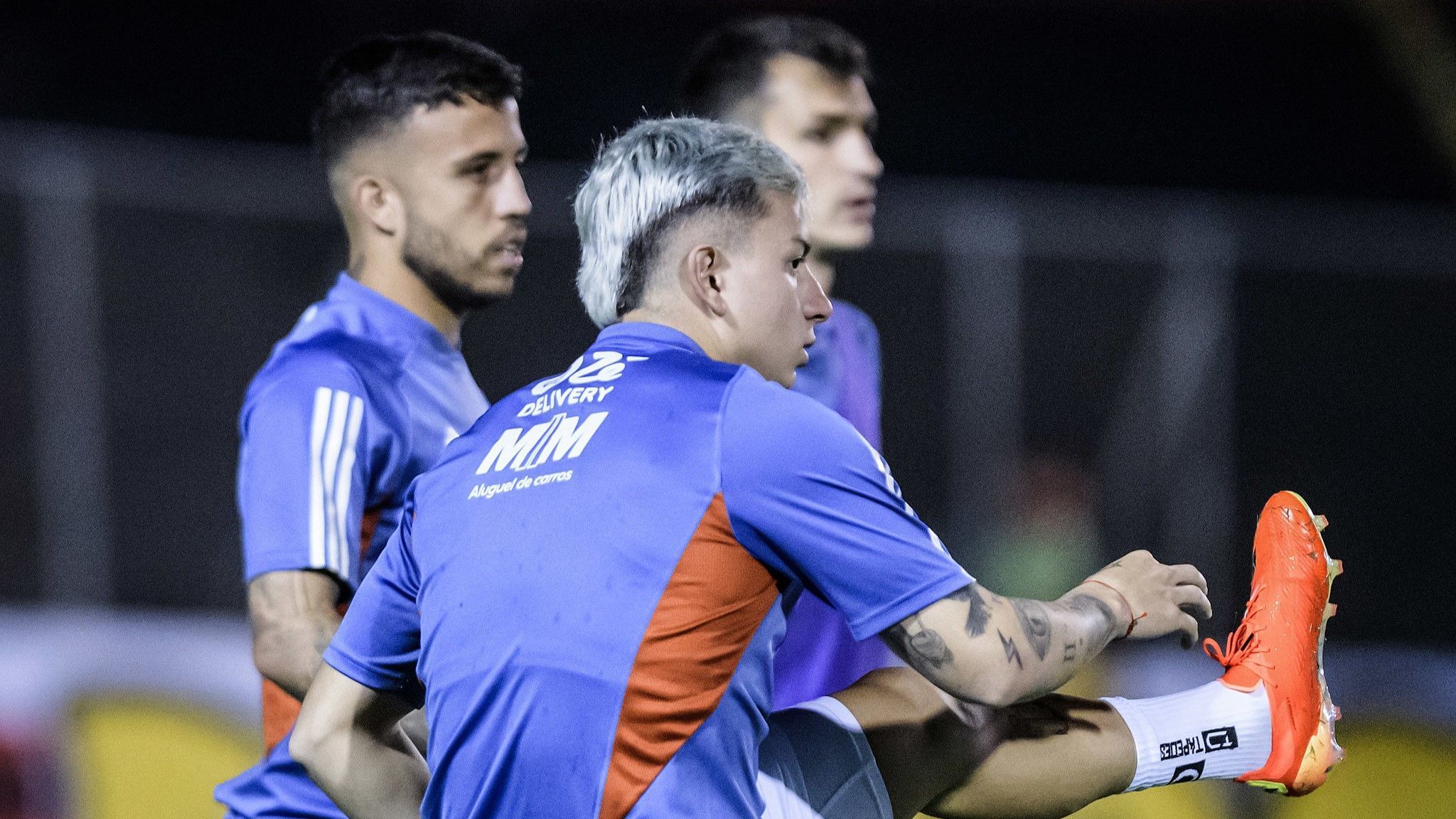Titular do Cruzeiro deixa jogo com dores e preocupa para 'decisão' contra Boca