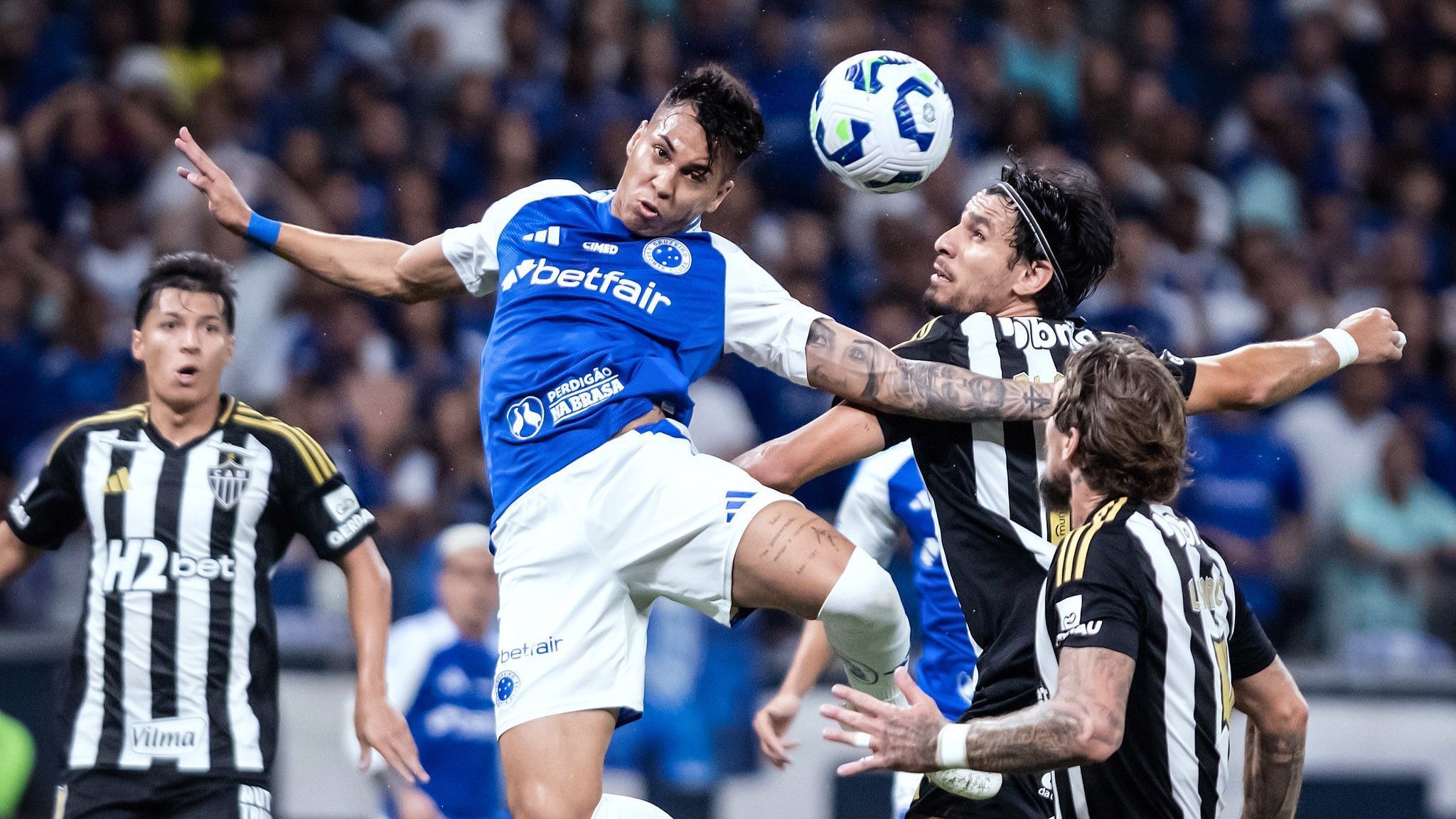 Jornalistas da ESPN apontam mais de um pênalti não marcado para Cruzeiro contra Atlético