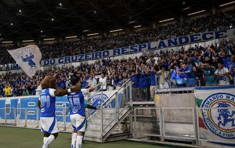 Kaio Jorge comemora gol com a torcida do Cruzeiro no Mineirão em jogo do Brasileirão 2025
