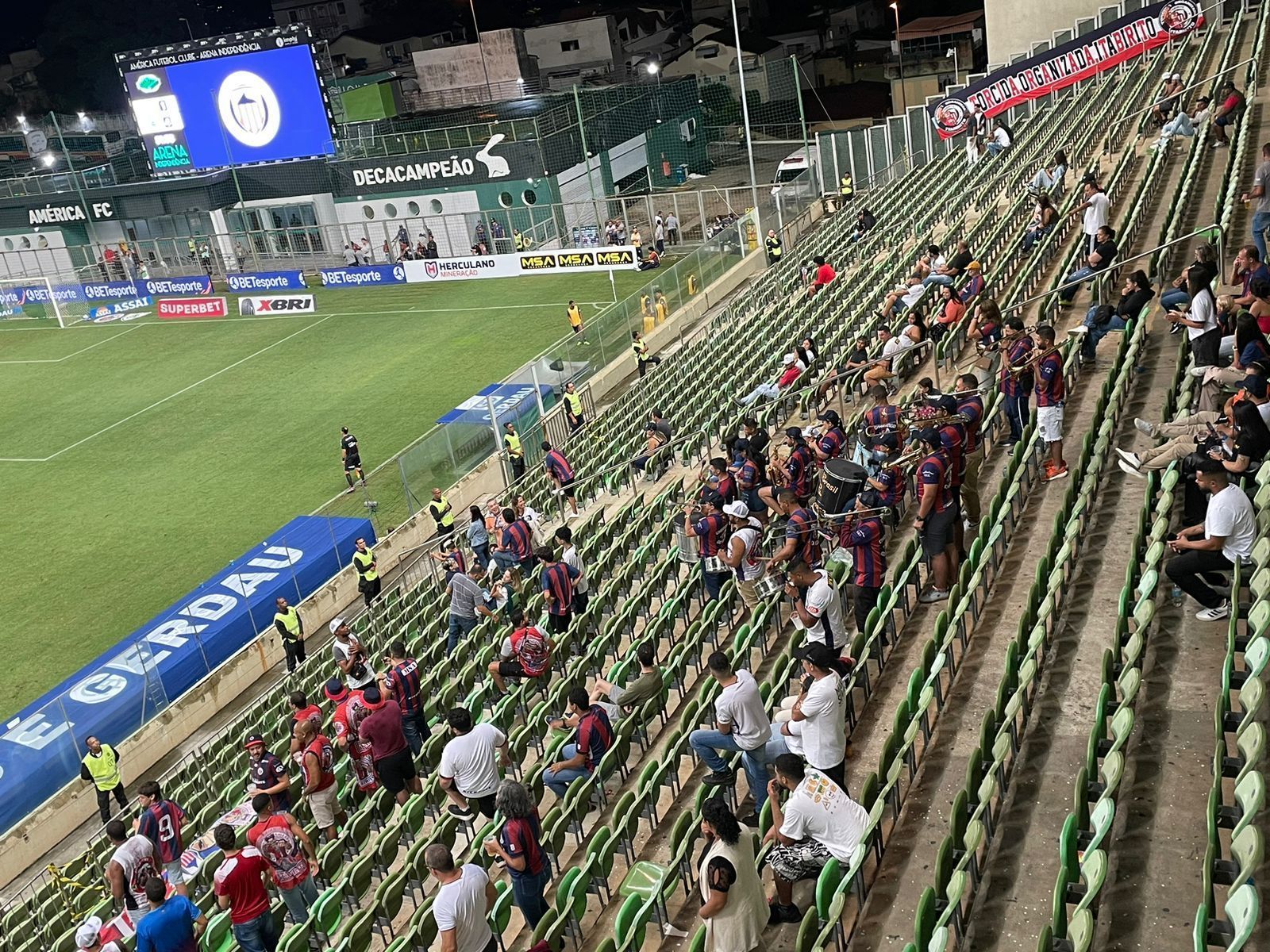 Charanga faz barulho e rouba a cena em goleada do Cruzeiro no Independência