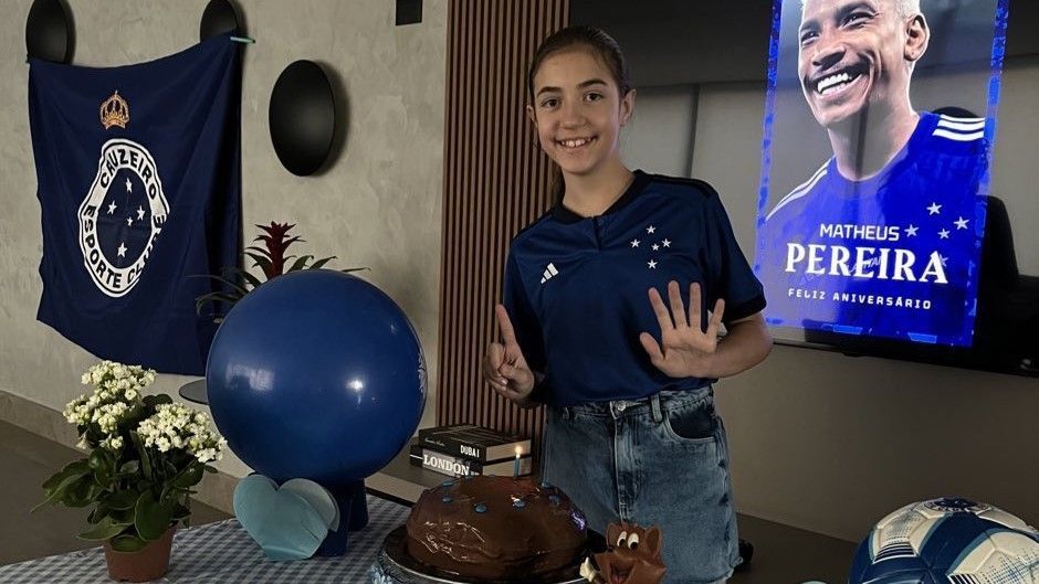 Torcedora do Cruzeiro faz festa de aniversário para Matheus Pereira, que reage