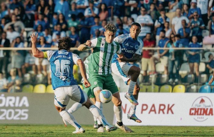 Lucas Silva e Christian em disputa de bola em Cruzeiro 1 x 0 Banfield, pela Vitória Cup 2025