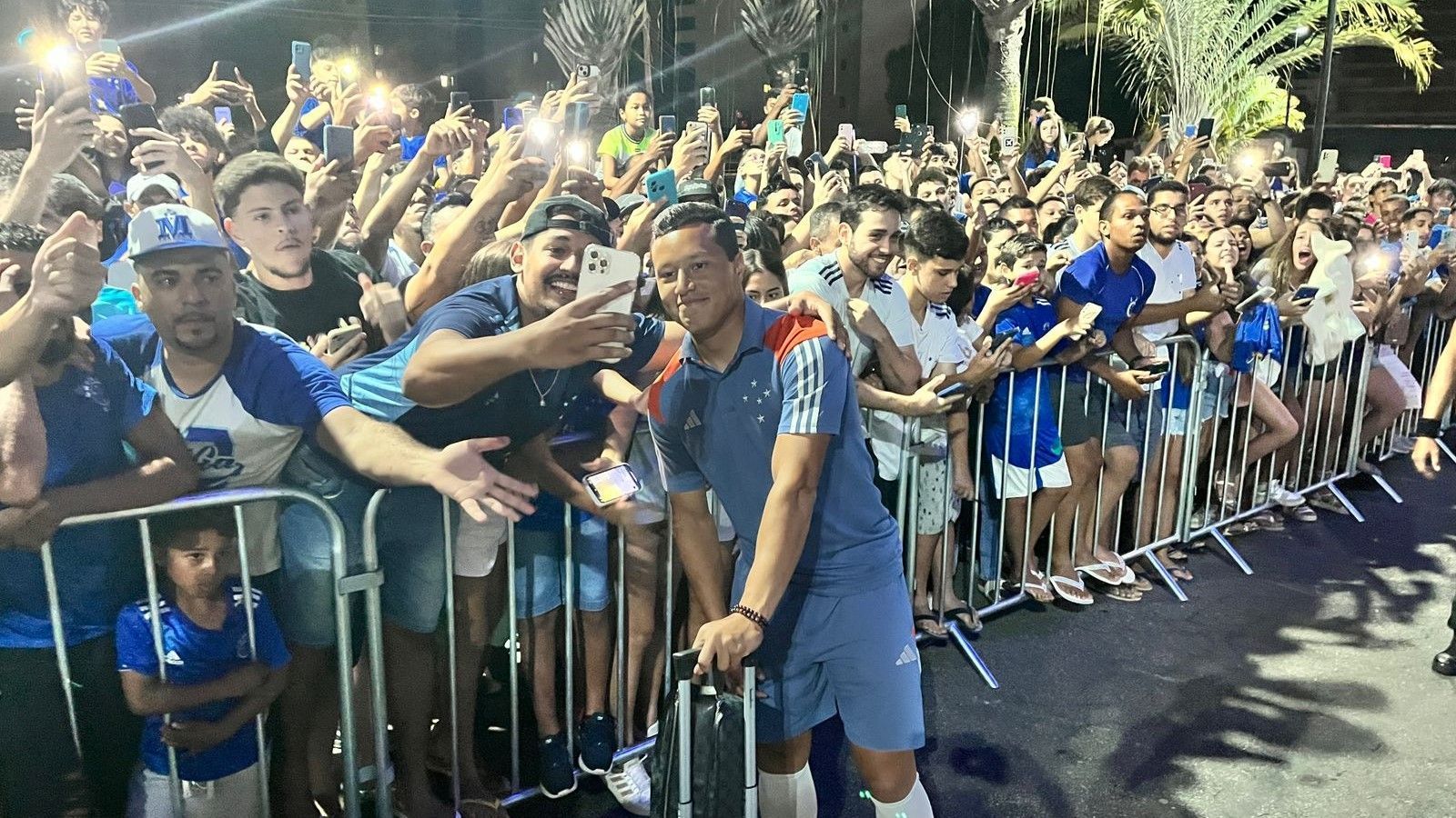 Cruzeiro é recebido com festa em Ipatinga, e jogadores atendem à torcida; assista