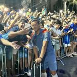 Cruzeiro é recebido com festa em Ipatinga, e jogadores atendem à torcida; assista