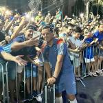 Cruzeiro é recebido com festa em Ipatinga, e jogadores atendem à torcida; assista