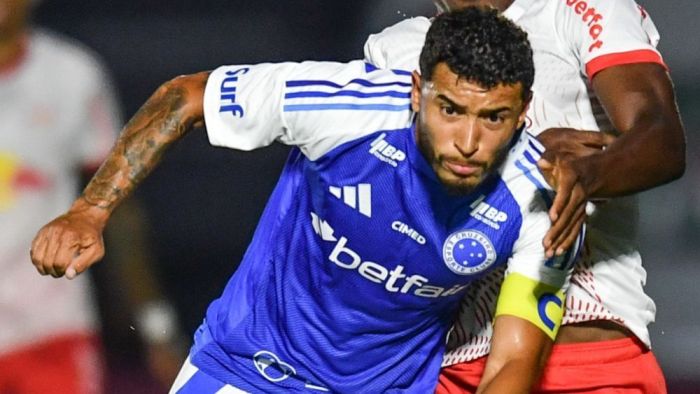 William em ação pelo Cruzeiro durante amistoso contra o RB Bragantino, em mrço de 2025