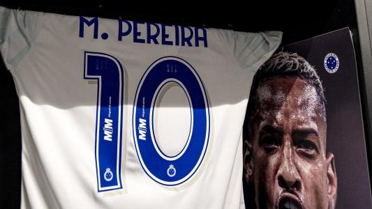 Cruzeiro tapa símbolos do Atlético e customiza vestiário da Arena MRV.