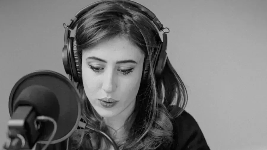 Jornalista Cecilia Sala é libertada de prisão no Irã e retorna para a Itália