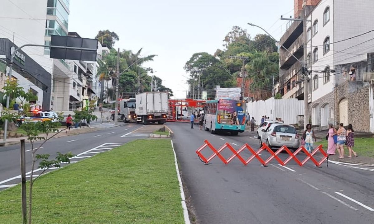 Cegonheira atravessada em pista fecha trânsito na Garganta do Dilermando, em Juiz de Fora