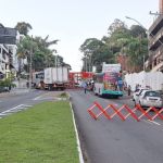 Cegonheira atravessada em pista fecha trânsito na Garganta do Dilermando, em Juiz de Fora