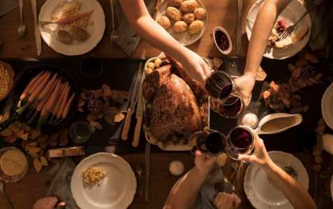 Além do tradicional panetone, o consumo de carnes aumenta nesta época do ano, principalmente as gordurosas. A sugestão da nutricionista é optar por carnes magras, como o lombo e o chester