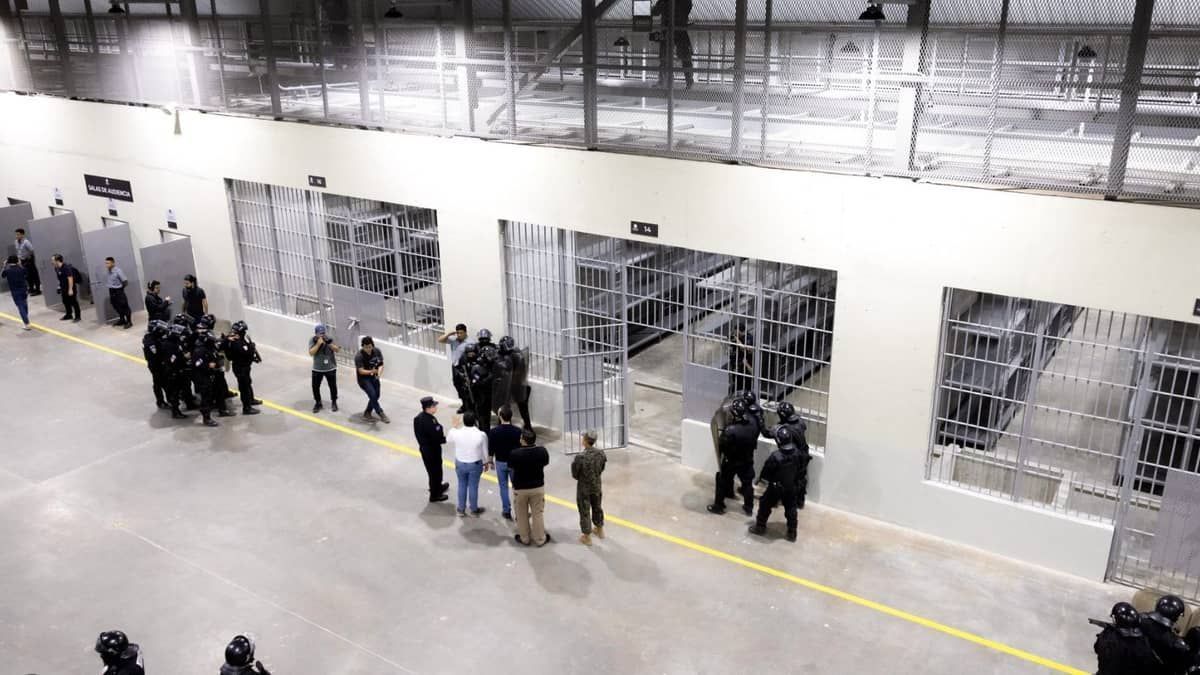 Maior prisão das Américas é inaugurada em El Salvador com capacidade para 40 mil detentos 