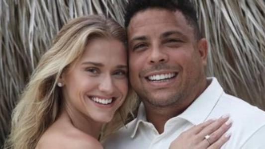 Celina Locks publicou foto ao lado de Ronaldo comemorando o pedido
