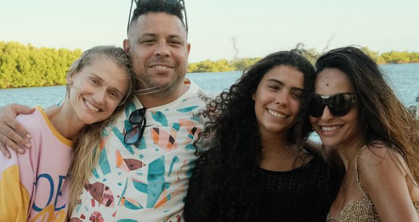Sabrina Sato curte passeio de barco com Ronaldo e Celina Locks; veja
