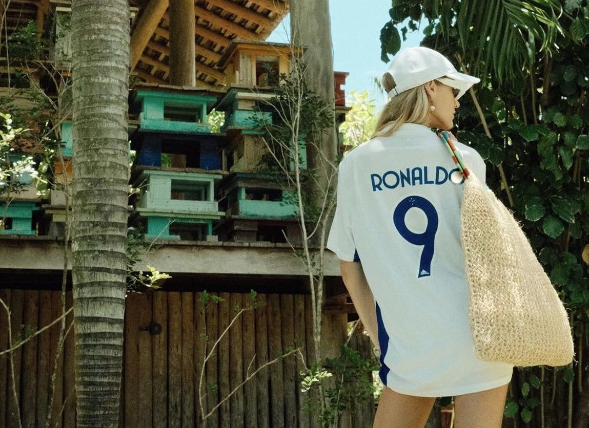 Esposa de Ronaldo, Celina Locks posa com camisa do Cruzeiro; famosos e torcedores reagem