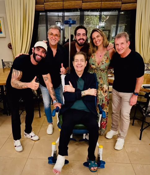 Faustão aparece machucado ao lado de Gusttavo Lima, filho e esposa