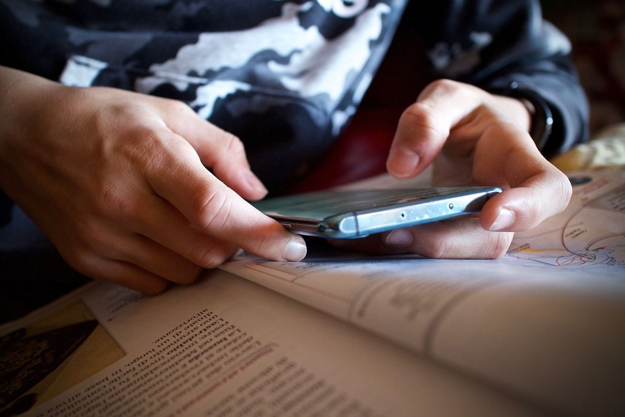 Uso de celulares em sala de aula: pedagoga alerta para impactos e desafios
