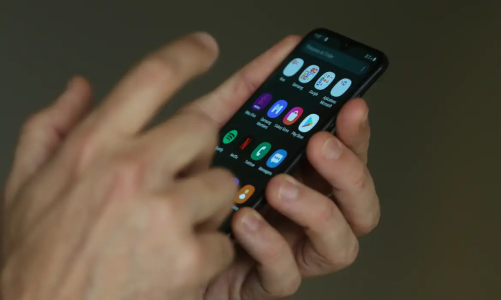 Escolas de SP terão lugares para guardar o celular? Entenda | CNN Brasil