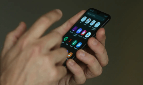 Escolas de SP terão lugares para guardar o celular? Entenda | CNN Brasil