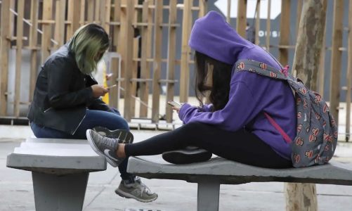 Escolas de SP terão lugares para guardar o celular? Entenda | CNN Brasil