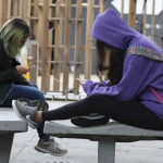 Lei que proíbe celular em escolas completa 8 meses e já mostra impactos em BH