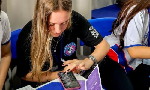Estudante usando celular na escola